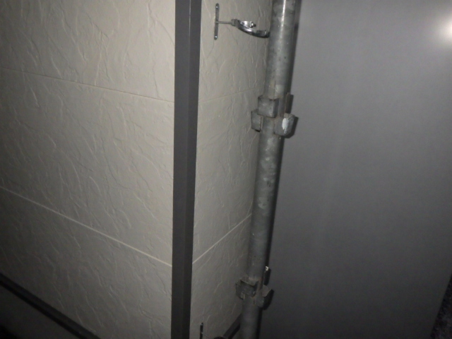 竪樋金具の取り付け終了です