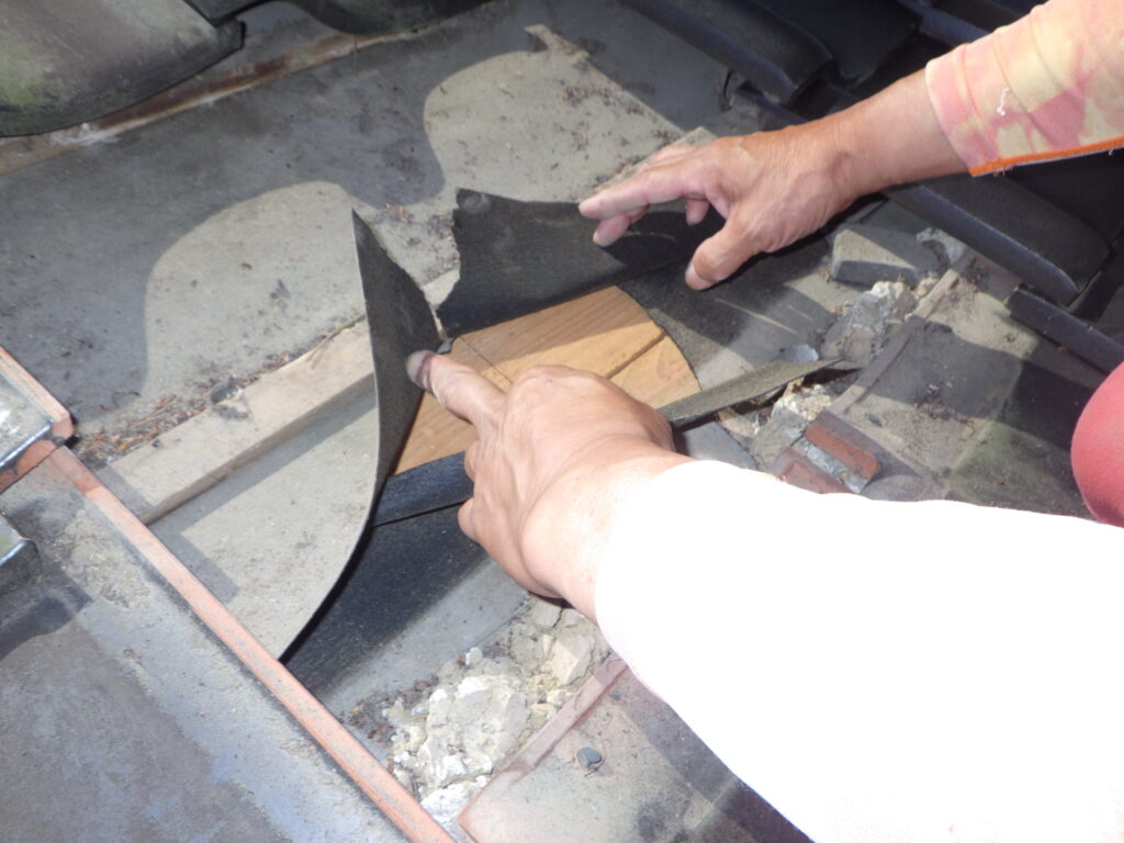 雨漏り箇所の確認中です