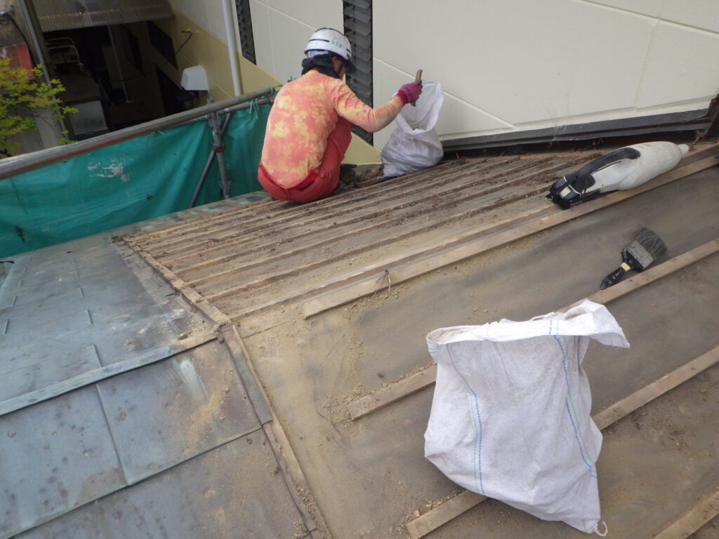 桟木の撤去中です