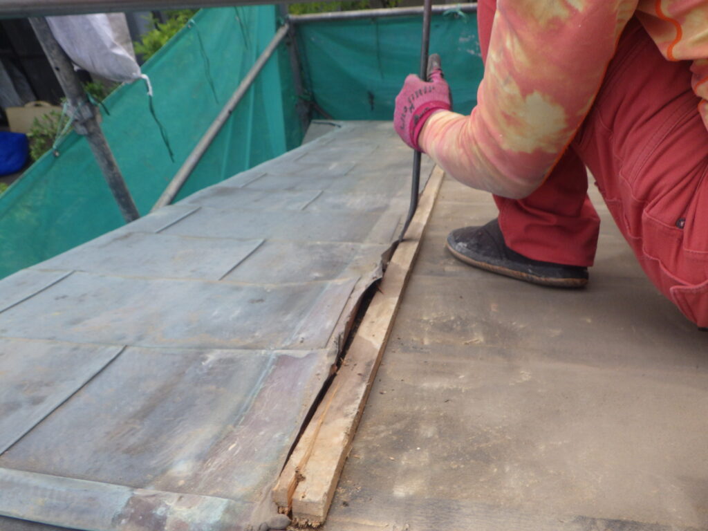 板金下地の撤去中です