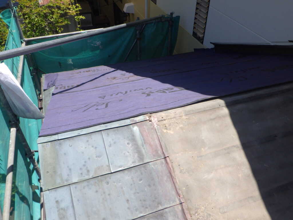 ルーフィングの貼り付け中です