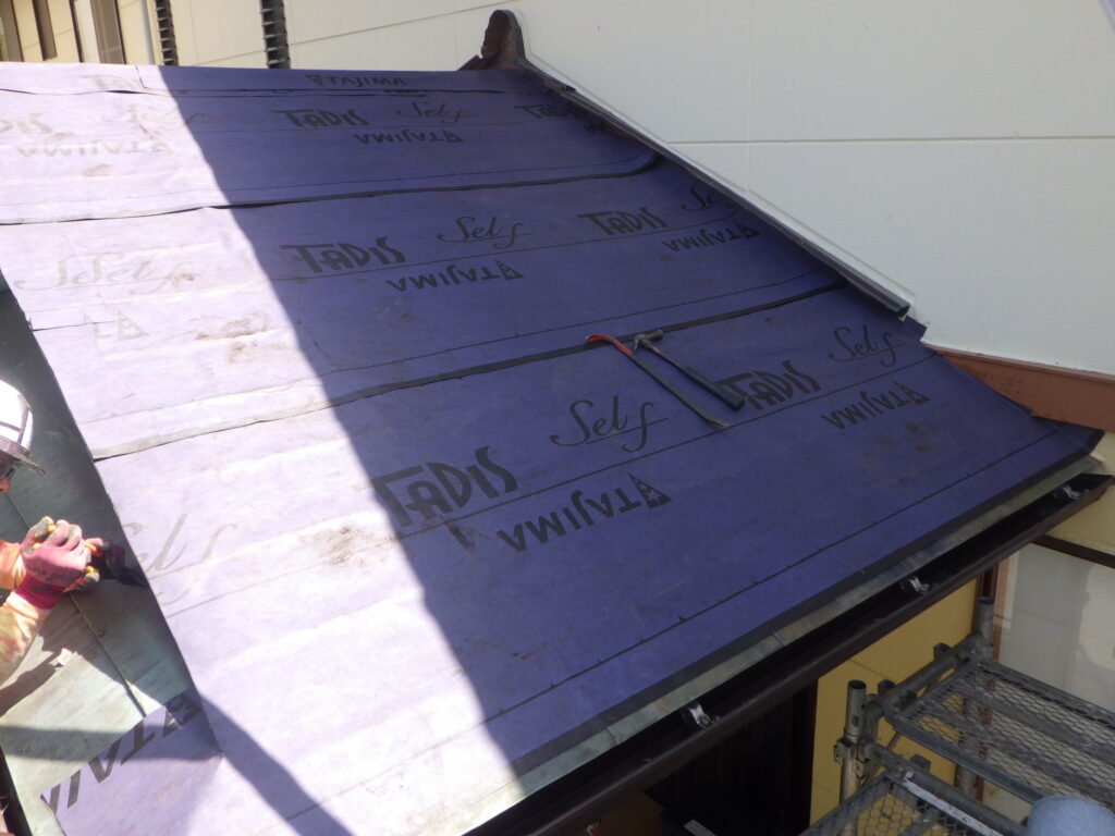 ルーフィングの貼り付け終了です