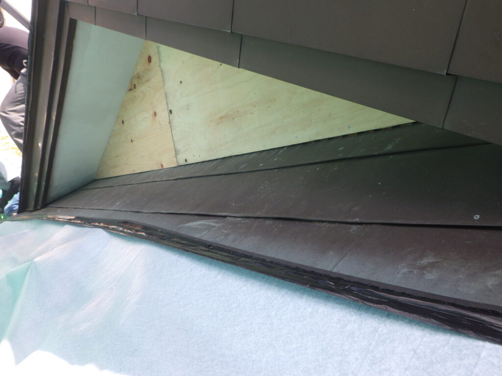 合板を貼り付けました