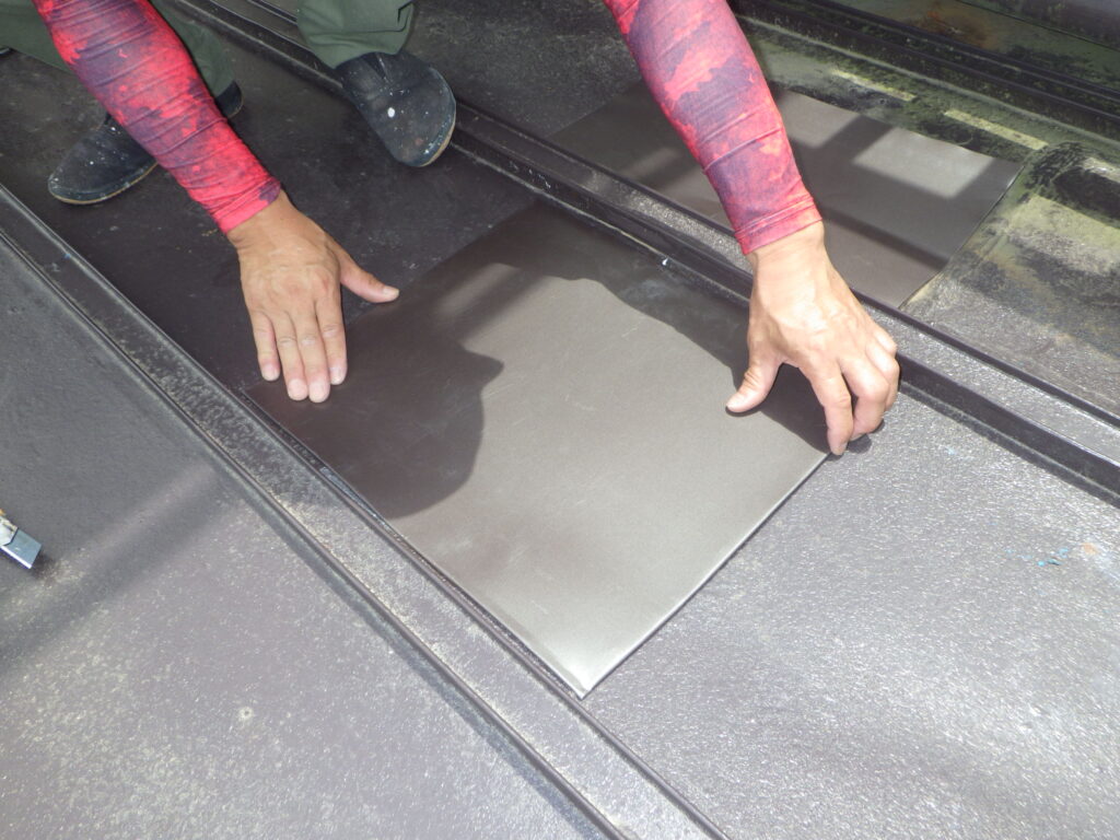 板金の貼り付け中です
