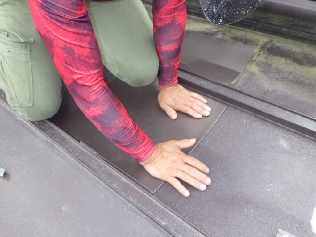 板金の貼り付け中です