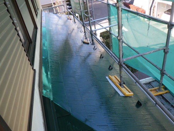 １階屋根のスレート屋根上塗り終了です