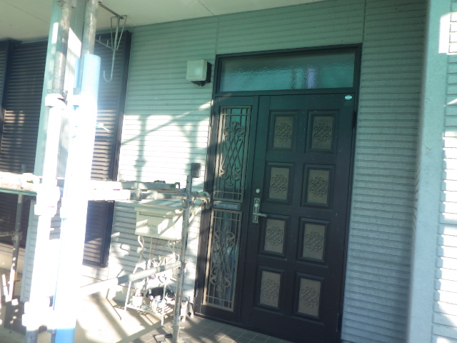 玄関外壁の施工前です