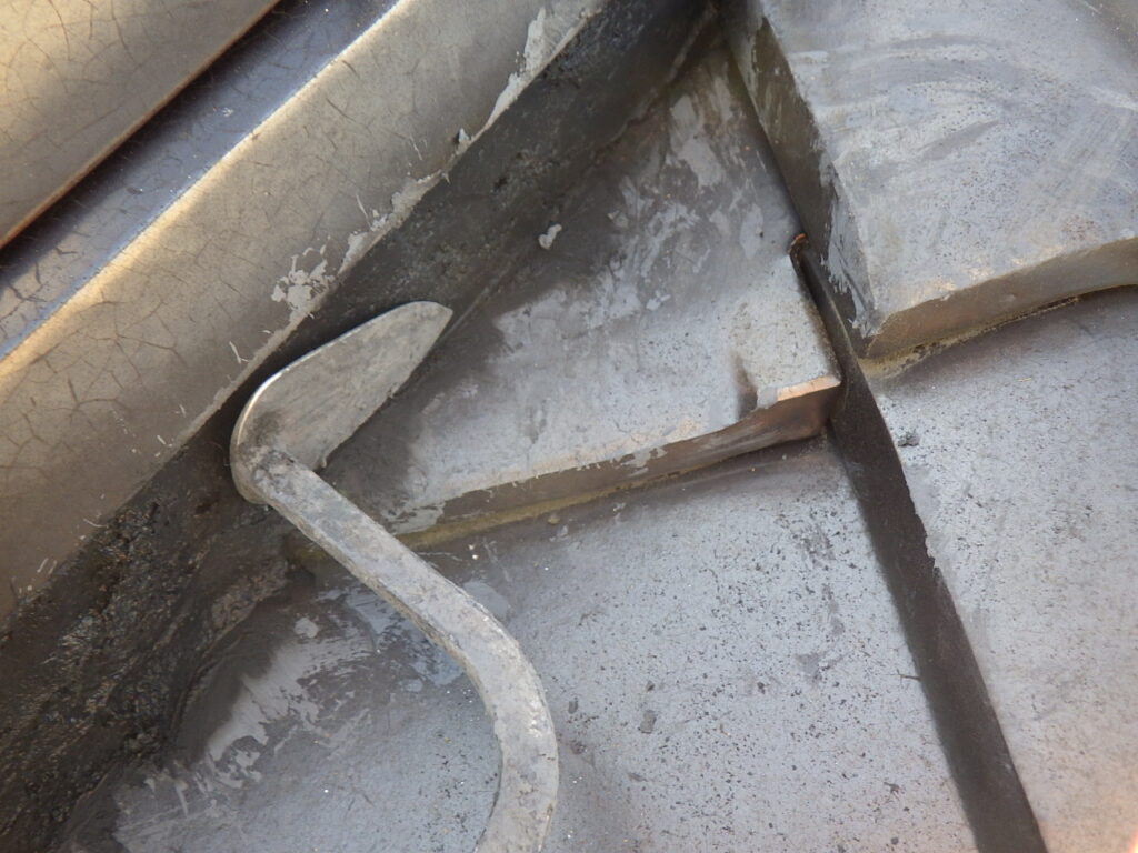 三日月漆喰の仕上げ中です