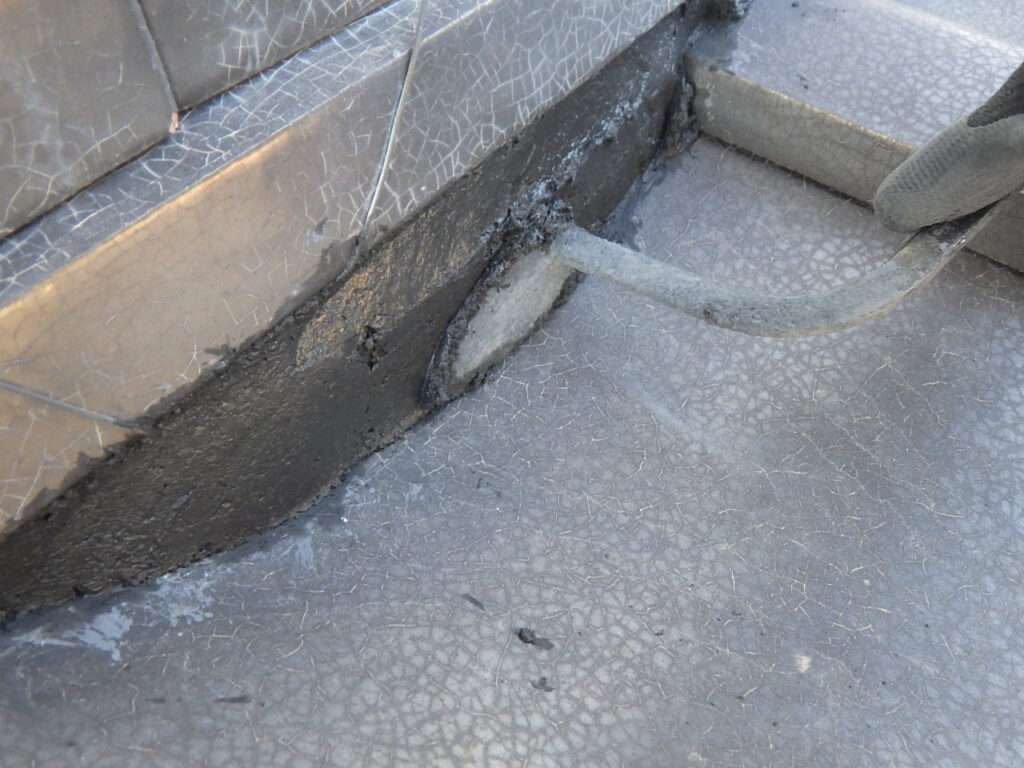 漆喰の増し打ち中です