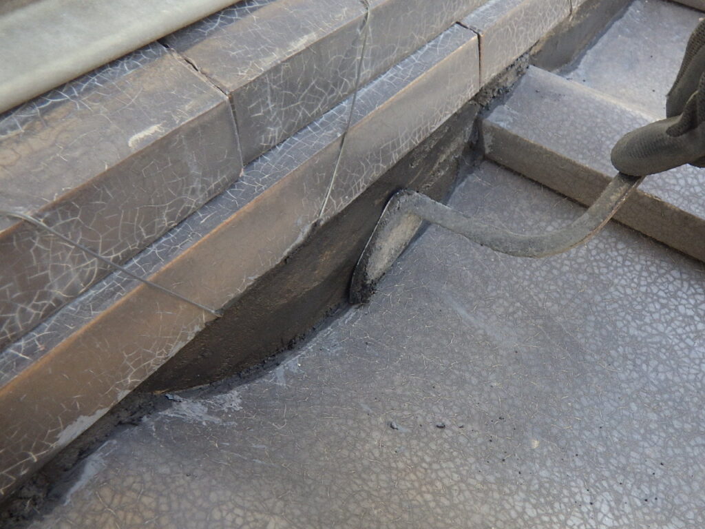 漆喰の仕上げ中です