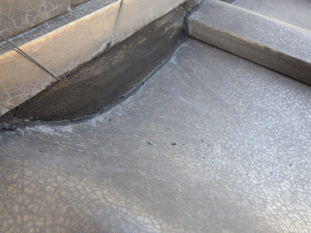 漆喰の増し打ち中です