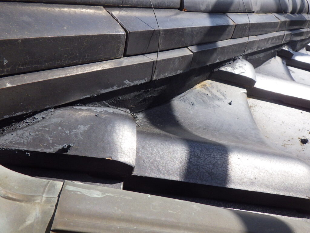 下屋根の漆喰打ち増し取り直しが終了しました