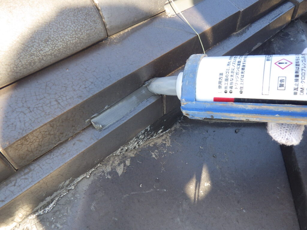 熨斗瓦のラバーロック中です