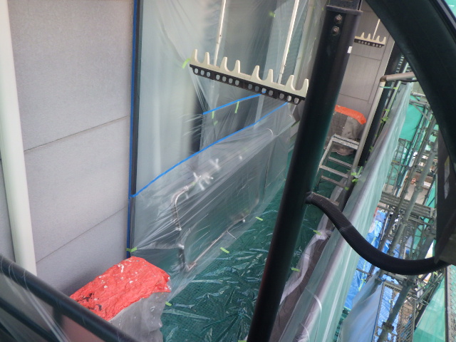 ベランダ周りの養生が終了しました