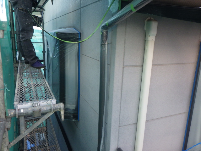 窓周りの養生が終了しました