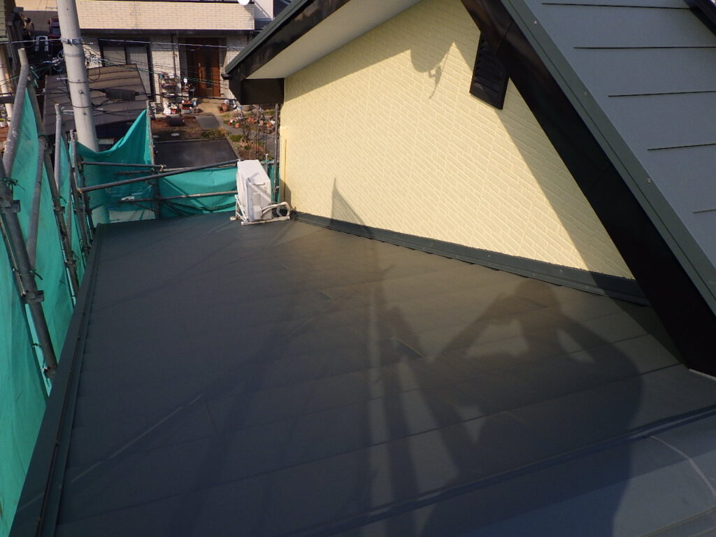 北面棟違い屋根の完工です