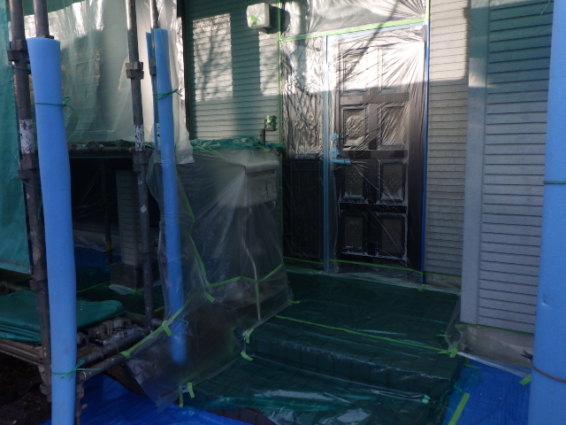 玄関周りの養生が終了しました
