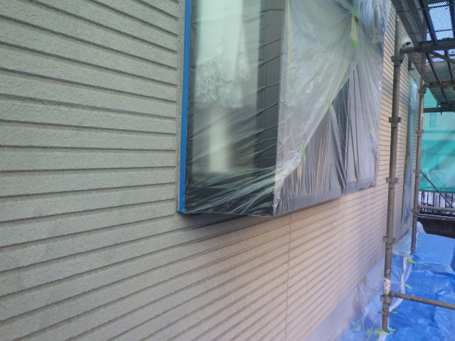 窓周りの養生が終了しました