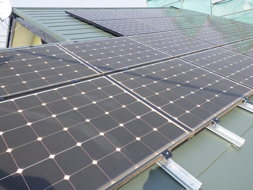 南面屋根の完工です