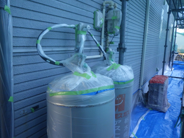 外壁役物の養生が終了しました