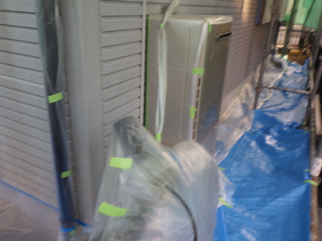 外壁役物の養生が終了しました