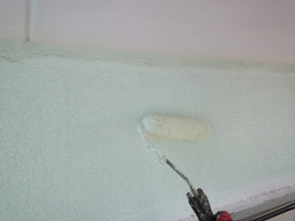 下塗りローラー塗装中