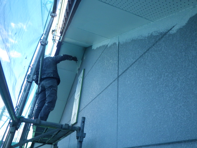 軒天１回目の塗装中です