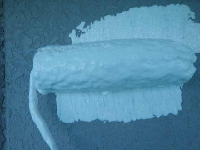 外壁の下塗り中です