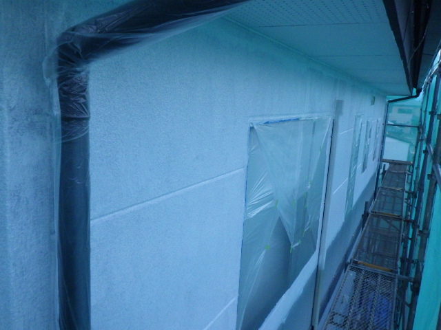 外壁の下塗り中です