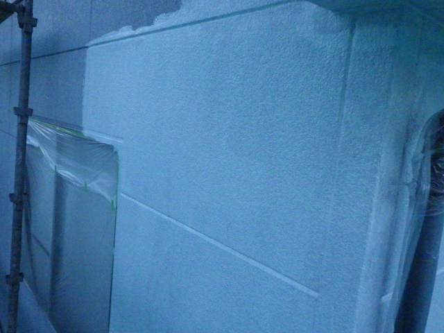 外壁の下塗り中です