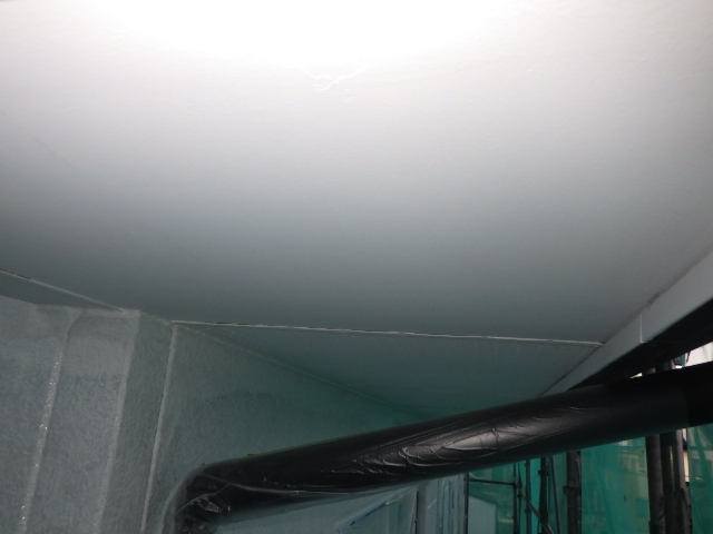 軒天１回目の塗装終了です