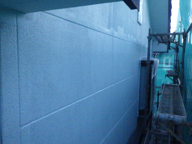 外壁の下塗り中です