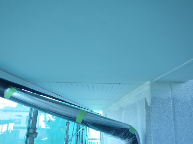 軒天の２回目塗装終了です