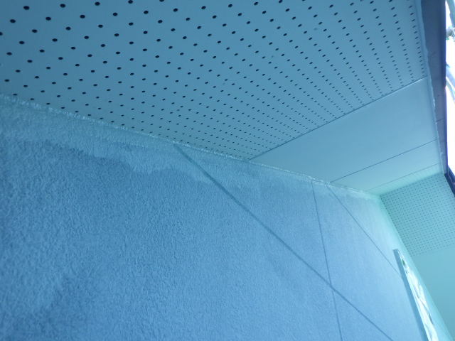 軒天の２回目塗装終了です