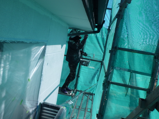 軒天の２回目塗装中です