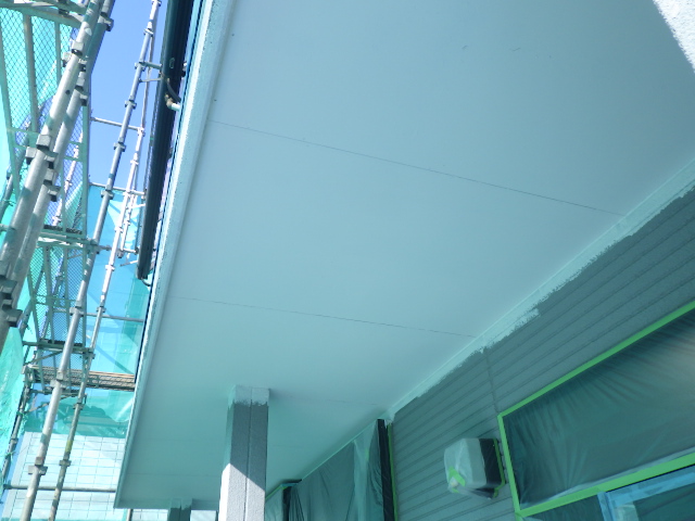 軒天の２回目塗装終了です