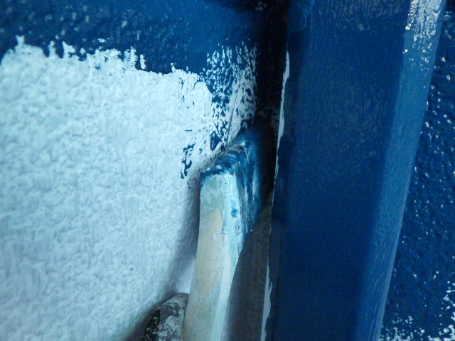 外壁の中塗り刷毛塗装中です