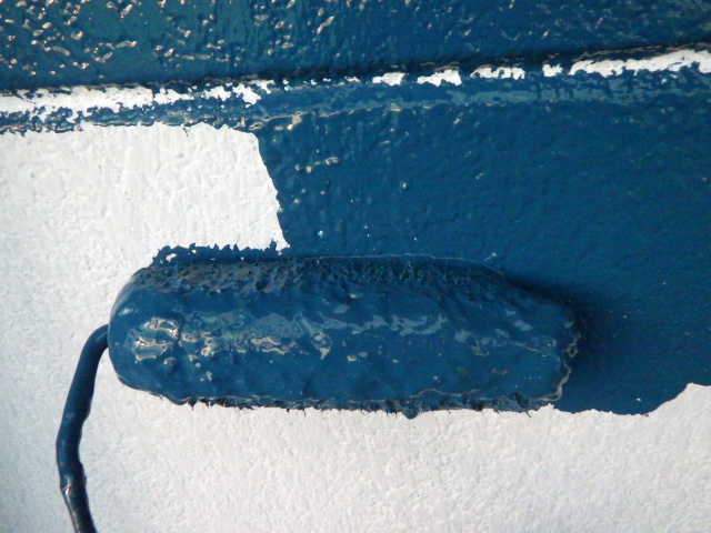 外壁の中塗りローラー塗装中です