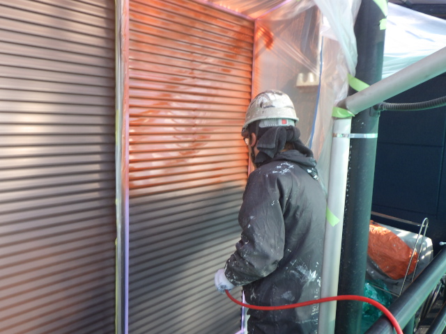 雨戸戸袋の吹付下塗り中です