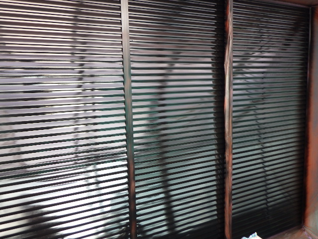 雨戸戸袋の下塗り終了です