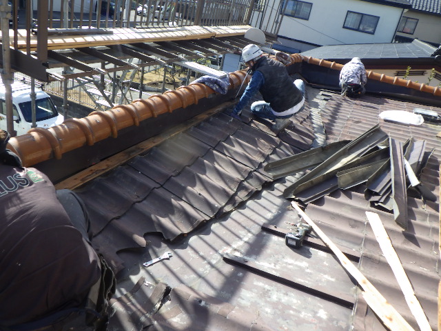 屋根材の撤去中です