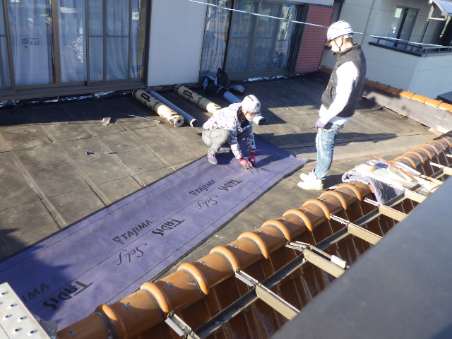 ルーフィングの貼り付け中です