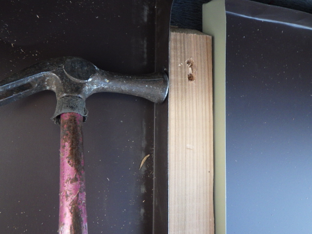 板金の固定中です