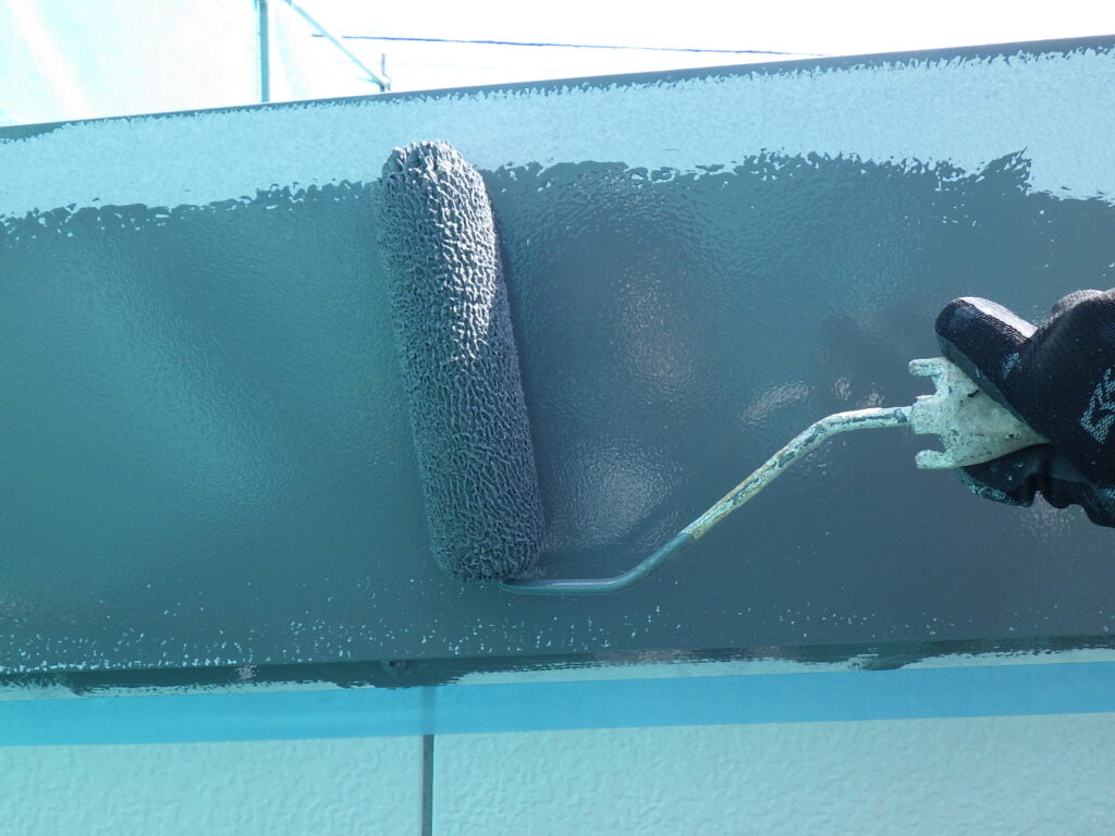 破風板金の中塗り塗装中です