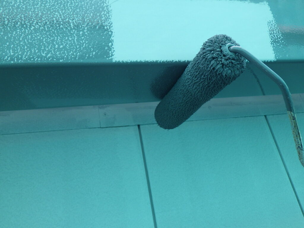 雨樋１回目塗装中です