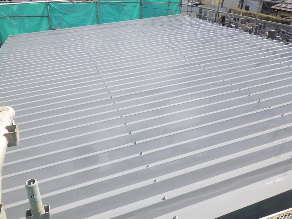 折半屋根の中塗り終了です