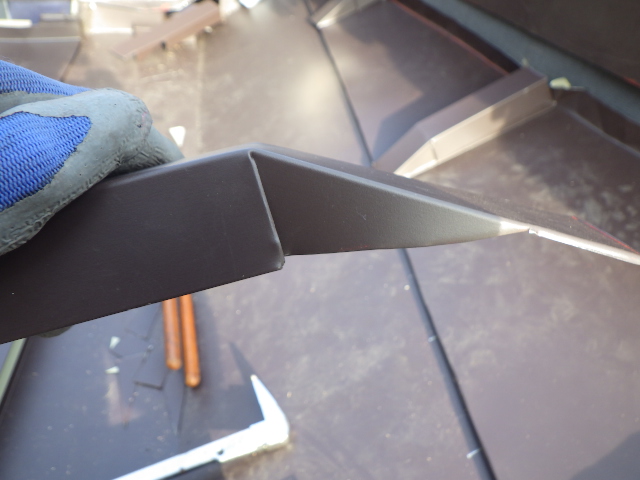 切り込みを入れて曲げました