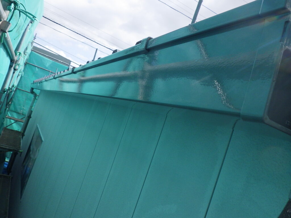 雨樋の１回目塗装終了です
