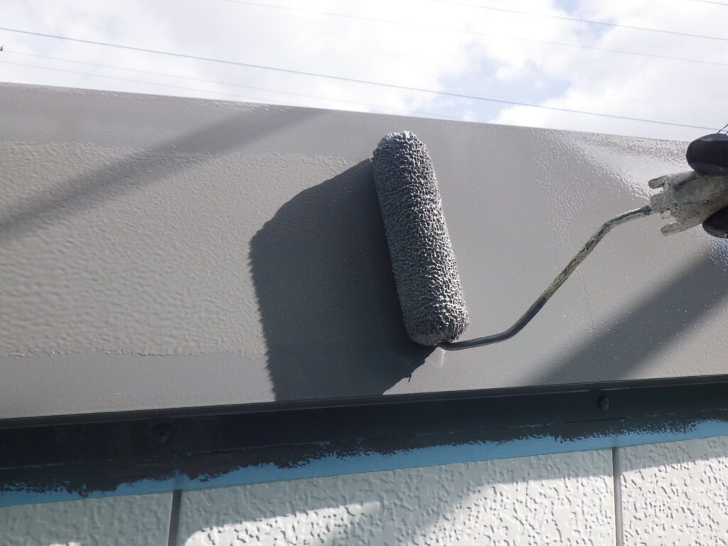 破風板金の２回目塗装中です