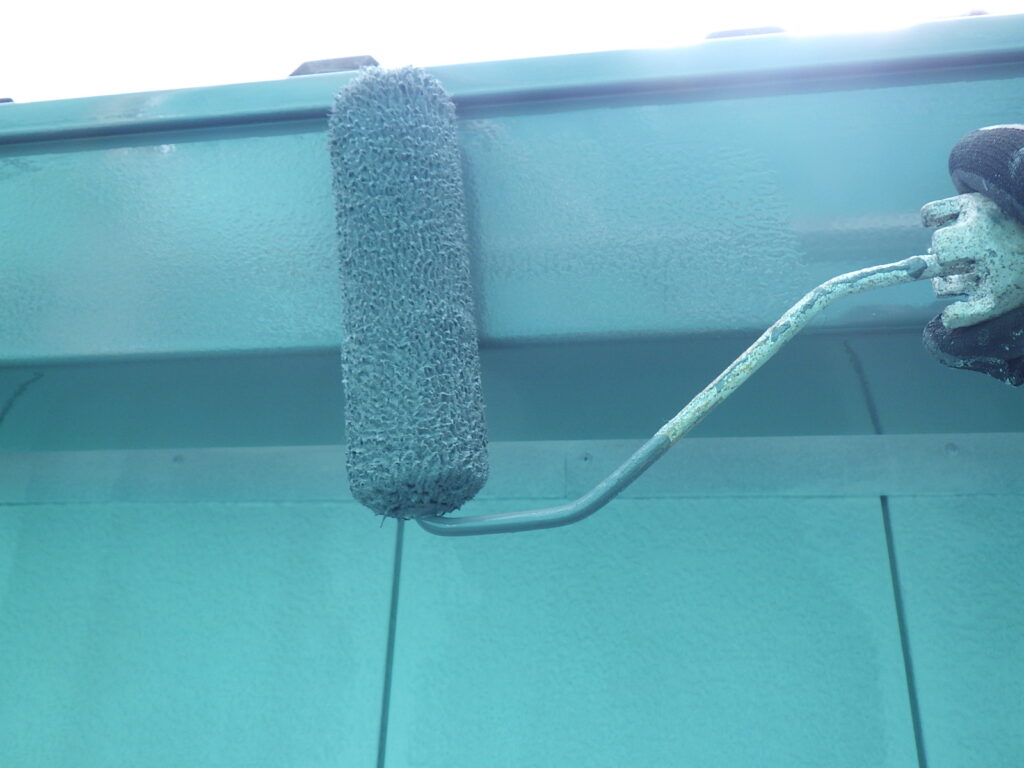 雨樋の２回目塗装中です